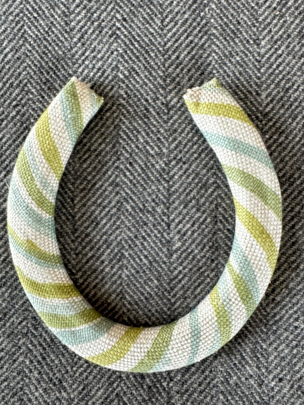 NWOT, MEDIUM SIZE, FABRIC COVERED HORSESHOE WITH HABLE CONSTRUCTION FABRIC